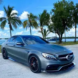 停车梅赛德斯C63AMG城市大道